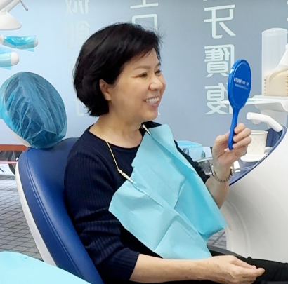 醫師透過3D電腦斷層為患者解說