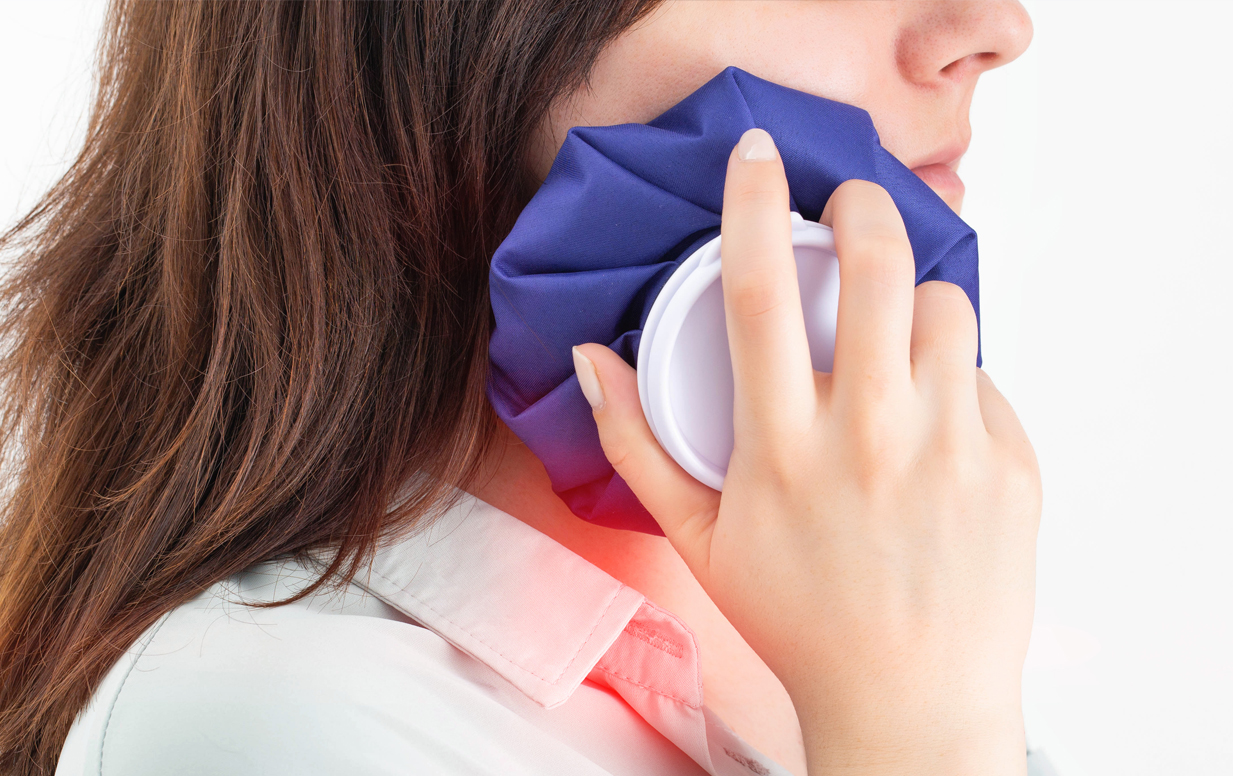 牙痛示意圖，一名男子手捂著臉頰