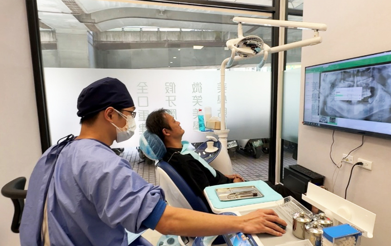 楊院長與患者進行醫病溝通